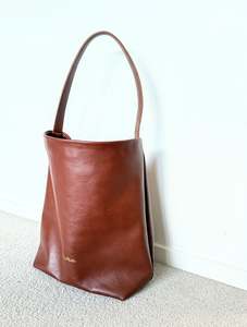 COLLECTIVE - XL Tote Chestnut - Sample