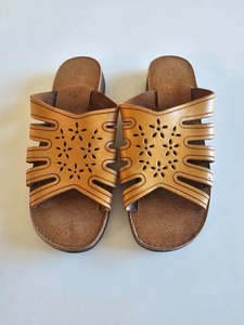 Preloved: FABIA size 8 vintage leather sandals