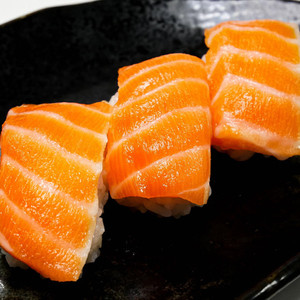 salmon nigiri - 3pc Hello sushi Main