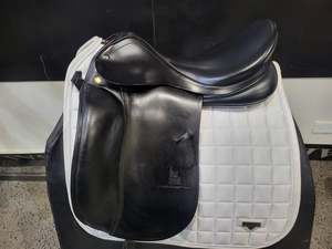 Second Hand Dressage Showing Saddles: Prestige Modena 18 inch Dressage Saddle