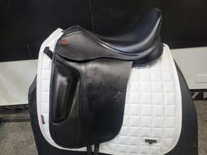 Second Hand Dressage Showing Saddles: Kent & Masters Overblock Dressage Saddle 17.5 inch