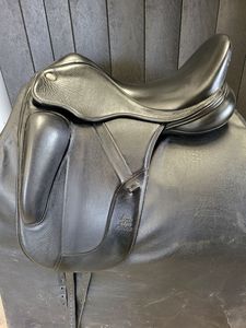 Second Hand Dressage Showing Saddles: Fairfax Gareth Dressage Saddle 18 inch