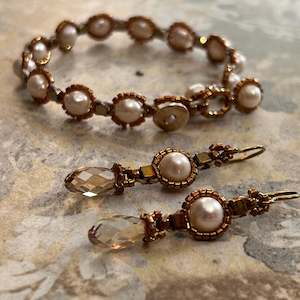 Hannah Bailly Beadworkz 1: Pearl Daisy Bracelet