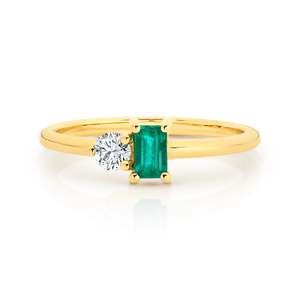 18ct yellow gold ring featuring a 0.43ct Emerald and a 0.19ct RBC Diamond.