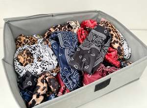 Accessories: An elastic headband