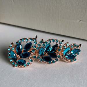 Accessories: Crystal Flower Hair Clip