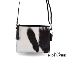 Handbag: Daisy Messenger - B & W
