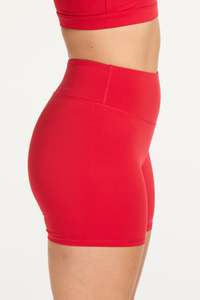 AUAHI STAPLE MID SHORT W/ NO FRONT SEAM RED