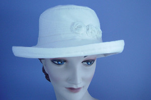 Products: S218: Cream Cotton With Top-Stitching and 3 Ribbon Roses on Crown Hokianga Hats