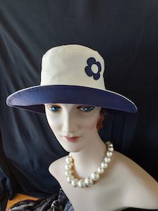 R265: Cream and navy linen hat with a lovely contrasting flower (sewn on) detail&hellip;