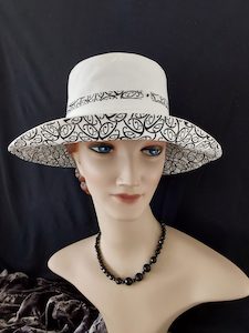 R255: Off-white cotton/linen hat with a striking reverse design Hokianga Hats