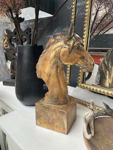 Accessories: GOLD HORSE HEAD ON PLINTH 36cm