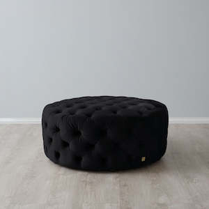Benches Ottomans: Round Tufted Ottoman Black / Castors