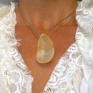 Chalecedony Mussel Necklace