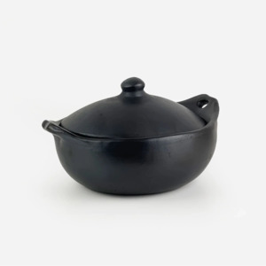 La Chamba French Country: La Chamba Oval Casserole Dish with Lid (size 3)