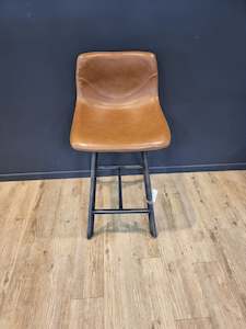 Rustic barstool (cognac)