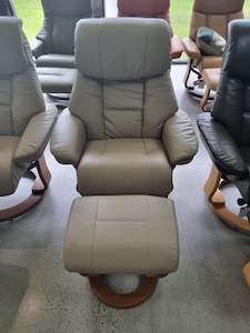 Recliner: Alfredo Recliner with  Footstool Vanilla