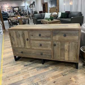 Buffet: Woodenforge Buffet