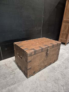 Lounge Furniture: Original Wooden Trunk With Latch