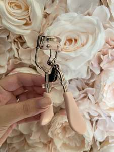 Lash Tools: Eyelash curler