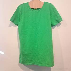 RE-Loved - MTAF Green Short Sleeved Top (13 - 14 Years)