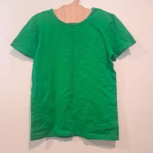 RE-Loved - MTAF Green Short Sleeved Top (11 - 12 Years)