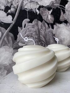 HOT Candles: Swirl Ball ivory