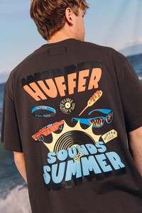 Mens: SUP TEE 190/HUFFER SOUNDS CHARCOAL