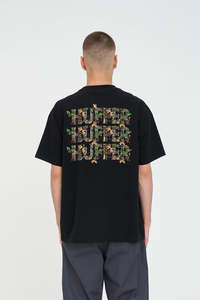 BLOCK TEE/WOODHILL STACKED BLACK