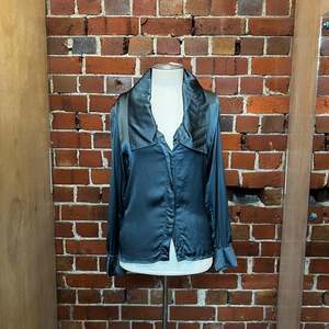 Products: MARTIN MARGILEA satin detachable collar shirt