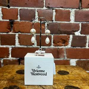 VIVIENNE WESTWOOD huge pearl earrings