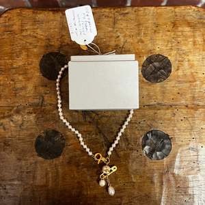 Vivienne Westwood: VIVIENNE WESTWOOD safety pin pearl necklace