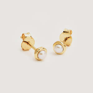 Homeware: Like The Sky Pearl Stud Earrings - no butterflies