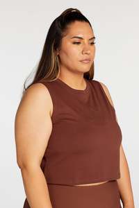 Hine: SIGNATURE CROP MUSCLE SINGLET CHOCOLATE