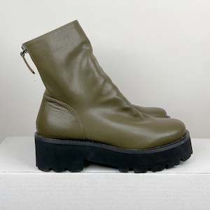 Tamara: Tamara Busty olive