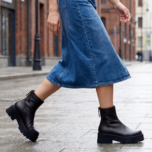 Tamara: Tamara Busty choc