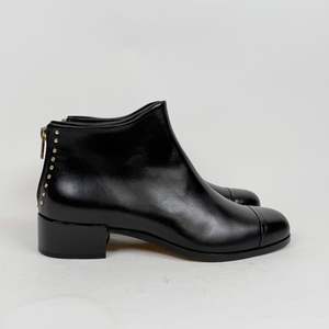 Ss25: Beau Coops BN LZOSS black parma round heel