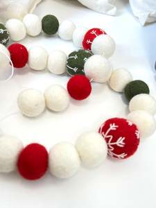 Store17: Christmas Felted Garland - Embroidered