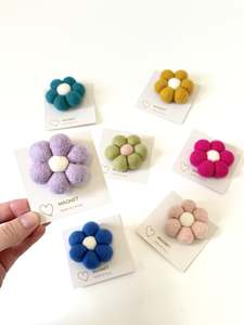 Store17: Felted Wool Daisy Magnet - Assorted