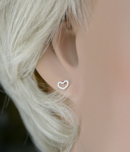 Jewellery: Sterling Silver Heart Studs