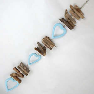 Bluewash Hollow Hearts w. Driftwood Strand (assorted. approx. 80cm long)