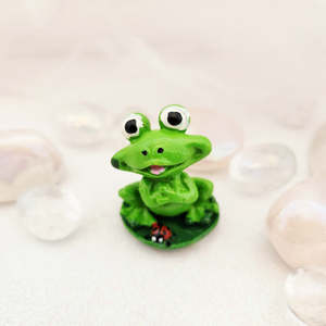 Cute Lil Frog & Ladybug on Lily Pad (approx. 4x3.5cm)