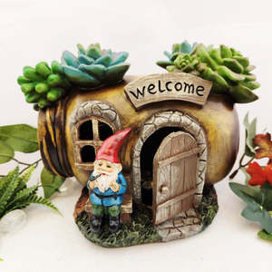Bruce the Gnome & His Welcome Cottage (solar light. approx. 14x18cm)