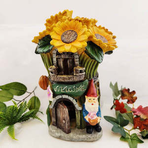 Woodland Grotto: Gus the Gnome & His Sunflower Cottage (solar light. approx. 21x15cm)