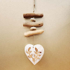 Whitewash Heart w. Driftwood Strand (approx. 25x10cm)