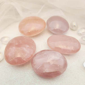 Rose Quartz Palm Stone (assorted. approx. 5.6-6.9x4.8-6cm)