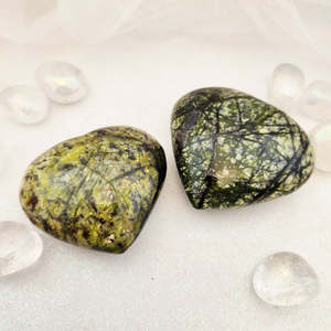 Crystals Fossils: Serpentine Heart (assorted. approx. 5.3-5.8x5.9-6.3cm)