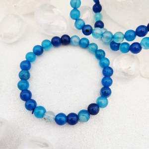 Jewellery Other Accessories: Blue Dyed Agate Bracelet (assorted. approx. 8mm round beads)