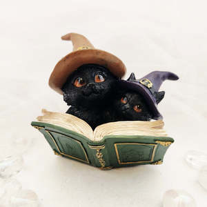 Mystical Magical: Witchy Black Cats w. Spell Book (approx. 11.8x11.7cm)