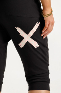 Bottoms: 3/4 Apartment pants Black w blossom daisy